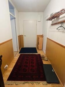 een kamer met een tapijt op de vloer en een deur bij Whole Apartment in Vantaa
