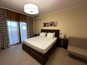 um quarto com uma cama e uma grande janela em Hotel Opera Jaz em Budva