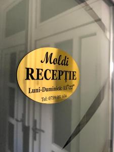 una señal amarilla en la puerta de un edificio en Cazare MOLDI - regim hotelier, en Câmpulung Moldovenesc