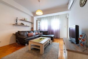 Μια τηλεόραση ή/και κέντρο ψυχαγωγίας στο Spacious two bedroom
