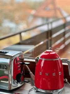a red toaster sitting on top of a table at Tannenduft Freudenstadt in Freudenstadt