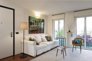 A seating area at Giresio 41 - Your Penthouse with Rooftop Garden in Milano Navigli - WIFI
