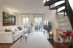 A seating area at Giresio 41 - Your Penthouse with Rooftop Garden in Milano Navigli - WIFI