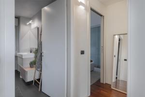 A bathroom at Giresio 41 - Your Penthouse with Rooftop Garden in Milano Navigli - WIFI Még 37 kép