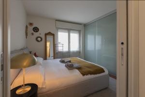 A bed or beds in a room at Giresio 41 - Your Penthouse with Rooftop Garden in Milano Navigli - WIFI