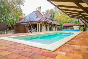 una piscina frente a una casa en Ikon Vendégház, en Békéscsaba