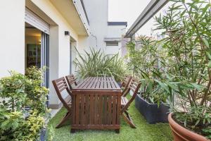 A garden outside Giresio 41 - Your Penthouse with Rooftop Garden in Milano Navigli - WIFI