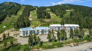 una vista aerea di un resort su una montagna di Ocean View Town House #4 at THE BEACH HOUSE! a Campbell River