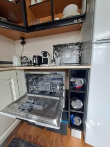 アヴェイロにあるSaberAmar City & Ria & Moreの冷蔵庫の隣のキッチン(オープン食器洗い機付)
