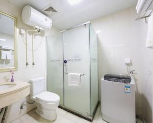y baño con ducha, aseo y lavamanos. en 广州朴宿漫享公寓(琶洲国际会展中心店）, en Guangzhou