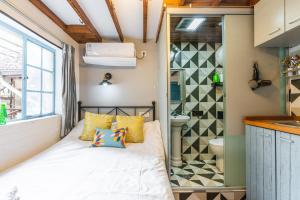 um pequeno quarto com uma cama numa pequena casa em Shanghai Hills&XING 372 Homestay em Xangai