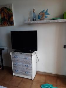 a flat screen tv on a dresser in a living room at Estudio coqueto Torres del Sol in Arona