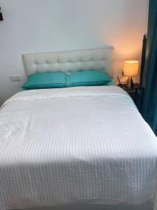 Cama o camas de una habitación en Cozy Suites at Bukit Bintang City Centre