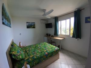 Rúm í herbergi á Chambre Vue sur Mer