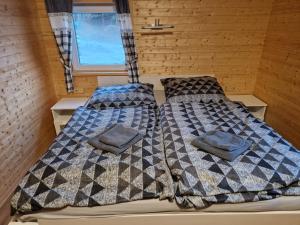 Postel nebo postele na pokoji v ubytování Chaty u lesa