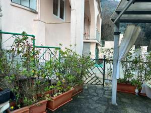 een balkon met planten in potten naast een gebouw bij La Spezia stazione centrale 5 terre - LOFT in La Spezia