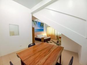 comedor con mesa y cama en Castle Rock Apartelle en Boracay