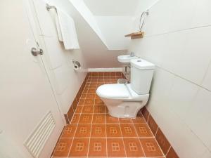 een kleine badkamer met een toilet in een kamer bij Castle Rock Apartelle in Boracay