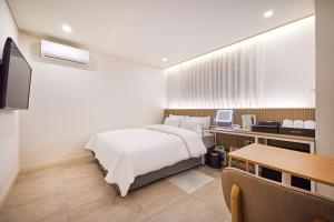 TV a/nebo společenská místnost v ubytování Urban Hotel