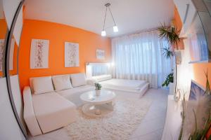 Alex Botique في مدينة فارنا: غرفة معيشة مع أريكة بيضاء وطاولة