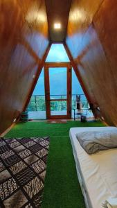 1 dormitorio con 1 cama en una habitación con ventana en Papathi farm house, en Kodaikanal