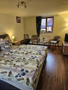 een slaapkamer met een bed en een woonkamer bij Ferienwohnung Goldstr.7 in Quedlinburg