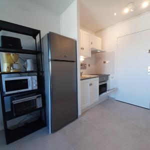 巴拉呂克萊班的住宿－Studio refait à neuf tout confort，厨房配有冰箱和微波炉。