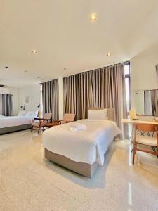 春蓬Calamint Residence Hotel ( คาลามิ้นท์)的配有一张大床和一台电视的酒店房间