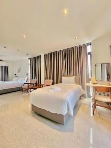 Tempat tidur dalam kamar di Calamint Residence Hotel ( คาลามิ้นท์)