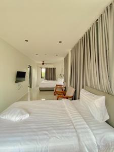 Calamint Residence Hotel ( คาลามิ้นท์)客房内的一张或多张床位