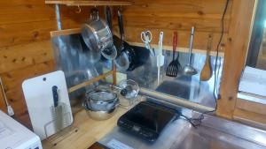 un bancone della cucina con lavandino e alcuni utensili di たけ丸 a Kami