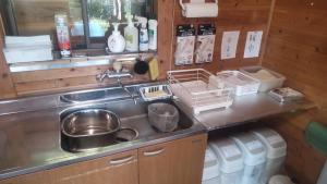 una cucina con un lavello e un piano di lavoro di たけ丸 a Kami