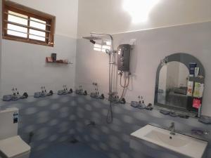 La salle de bains est pourvue d'un lavabo et d'un miroir. dans l'établissement JANA HOUSE, à Galle