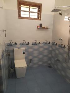 La salle de bains est pourvue de toilettes. dans l'établissement JANA HOUSE, à Galle