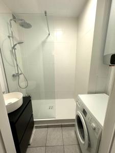 W łazience znajduje się pralka i umywalka. w obiekcie Cosy and Fully Equipped Apartment near Antwerp w Antwerpii