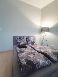 duże łóżko w pokoju z lampką w obiekcie Silesia Comforts Katowice, Chorzów SELF CHECK w mieście Chorzów