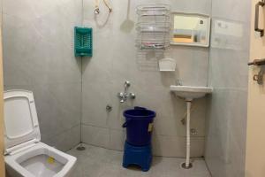 A bathroom at Cozy Prime-3BHK Near BIEC Exhibition Bangalore & IKEA