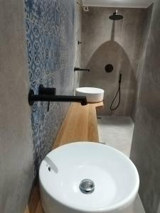 Łazienka z białą toaletą i umywalką w obiekcie PATRIC.KO w mieście Agia Galini