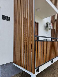 une clôture en bois devant un escalier dans l'établissement Slatkiš Sweet, à Banja Koviljača