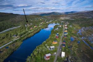 an aerial view of a river and a town at Kleiva 8 Skorovas in Namsskogan