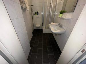 a bathroom with a sink and a toilet at Einmaliger Rheinblick, fussläufig zur Messe in Düsseldorf
