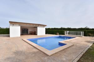 uma piscina no quintal de uma casa em Sa Tanca Gran em Sineu