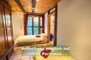 1 dormitorio con 1 cama en una habitación con ventana en Ferienhaus-Schwarzwald-Imbirkenweg-bei-Strassburg-Europapark-fuer-1-12-Personen en Rheinau