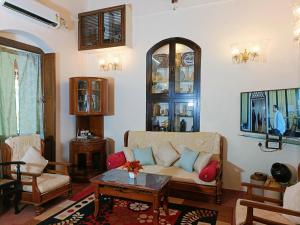 a living room with a couch and a table at Mendes in Mapusa