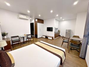 Habitación de hotel con cama y comedor en Au79 Hotel & Apartment, en Hai Phong