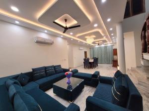 A seating area at Regalia Home Sapphire Stay