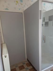 W łazience znajduje się prysznic ze szklanymi drzwiami. w obiekcie Gîte chez Danielle w mieście Blessy
