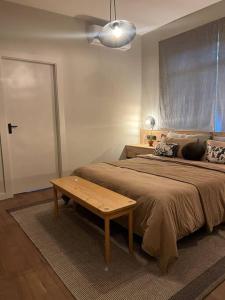 - une chambre avec un grand lit et une table dans l'établissement AfroJapandi Apartment, à Durban