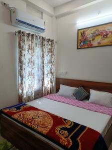 Un pat sau paturi într-o cameră la Homestay Sthanavi