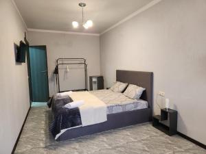 ein Schlafzimmer mit einem großen Bett in einem Zimmer in der Unterkunft Garni Nature Villa in Garni